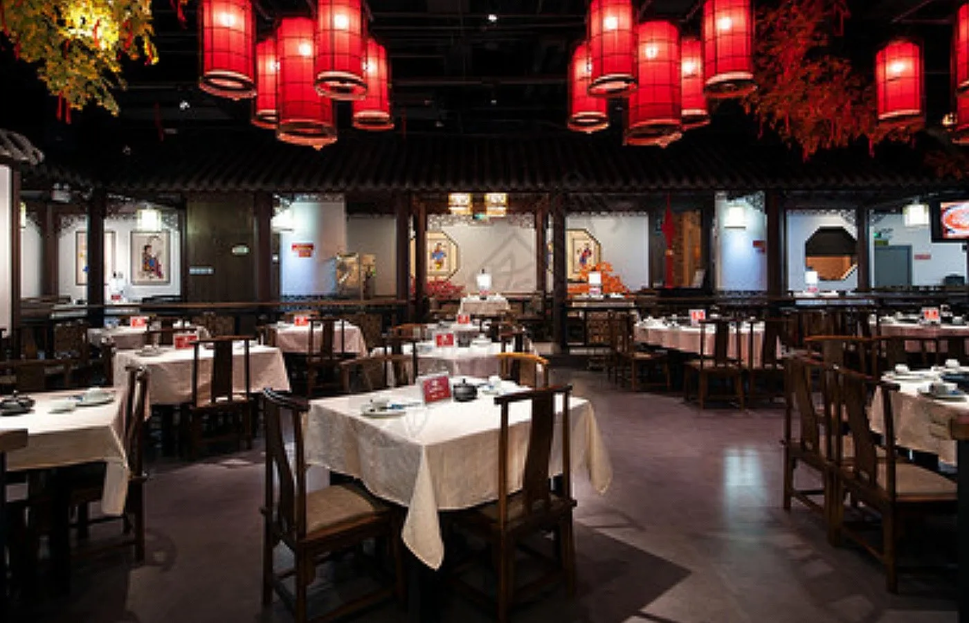 Hotel Restaurant Chinese Dining Table Set: Solid Wood Construction and Refined Finishing Hotel Restaurant Chinese Dining Table Set: Solid Wood Construction and Refined Finishing